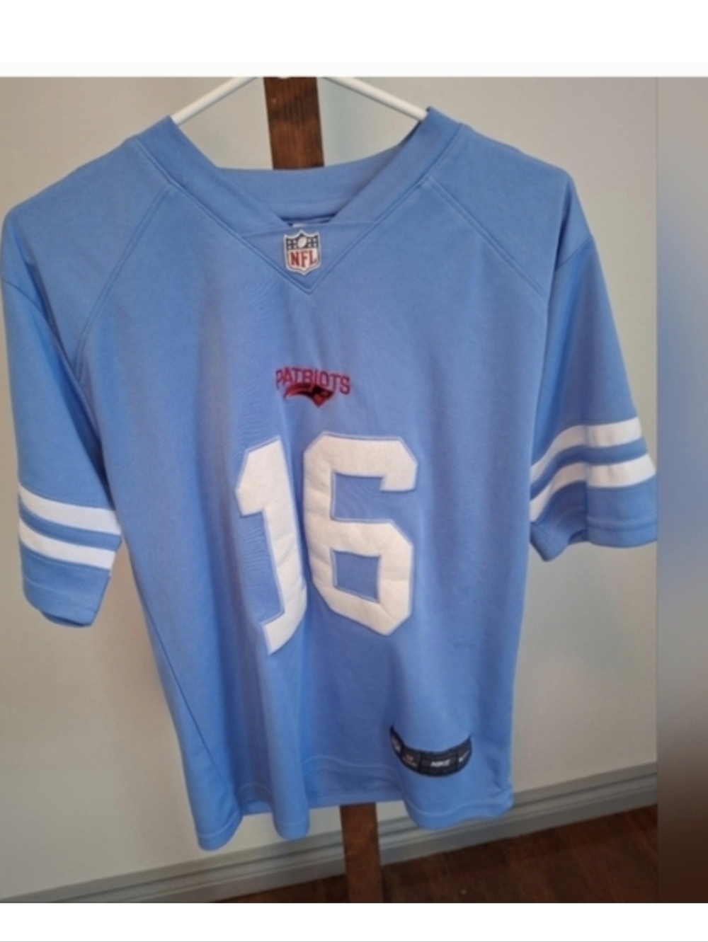 Nike - NFL NE Patriots Tee - Mens L. Great Condition -Front And Shoulder Graphic